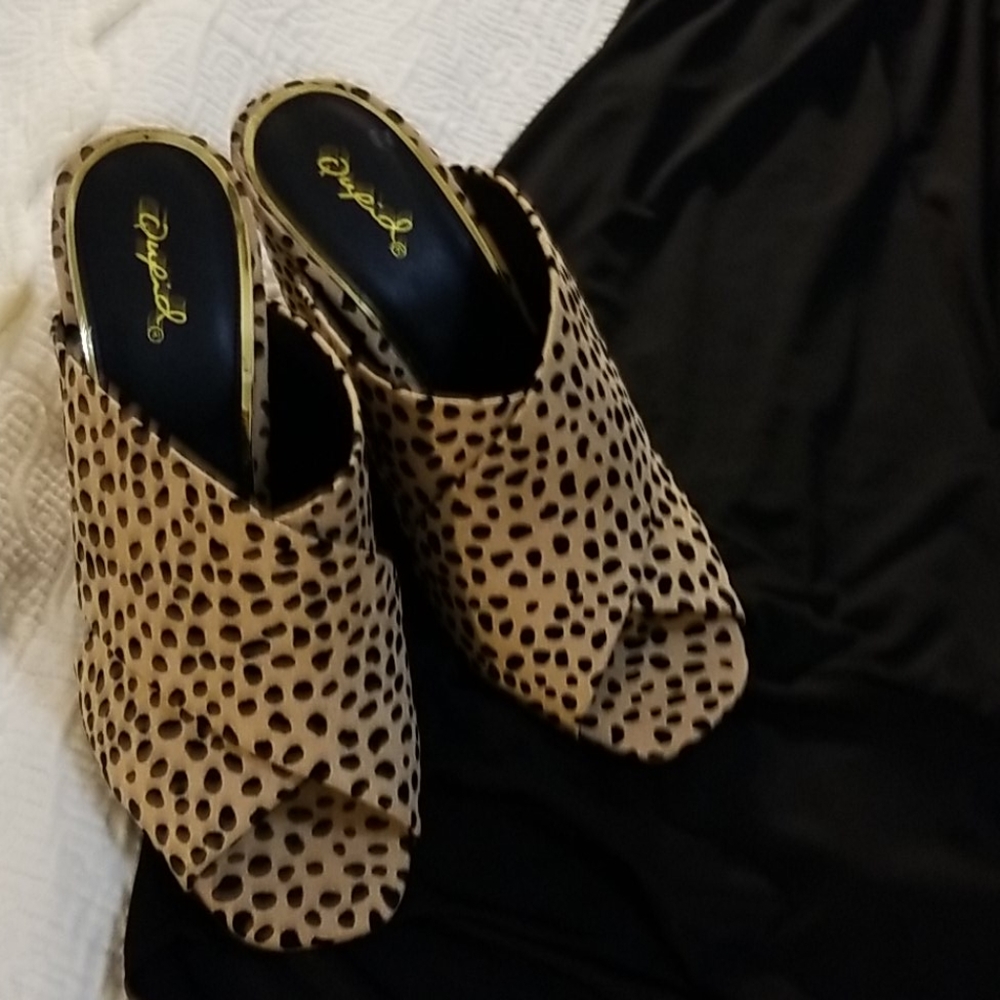Shoes worn mabye 2 times. Great shape!!